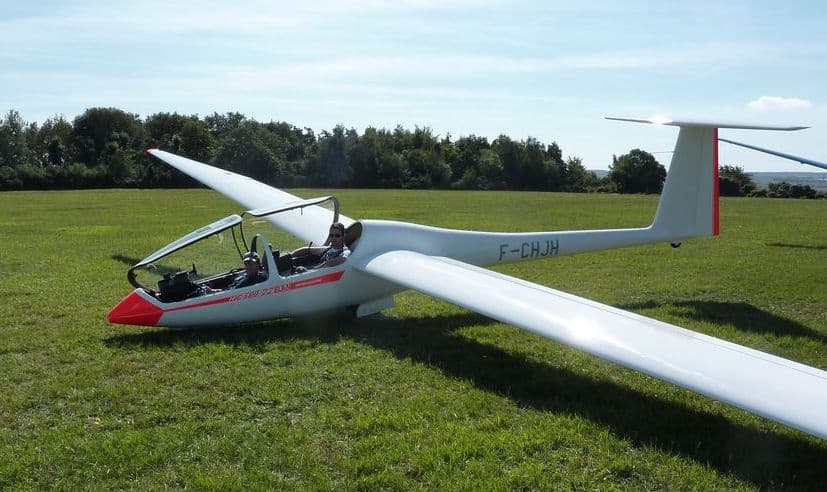 Planeur ASK 13 vu de face avec commandant de bord installant son passager